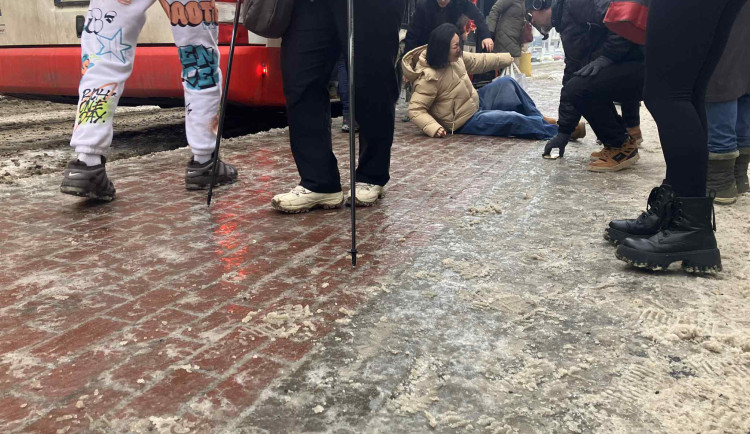 Ledovka komplikuje pohyb po Praze, zranilo se už 50 lidí