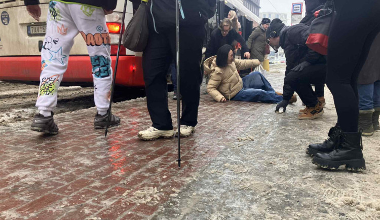 Ledovka komplikuje pohyb po Praze, zranilo se už 50 lidí
