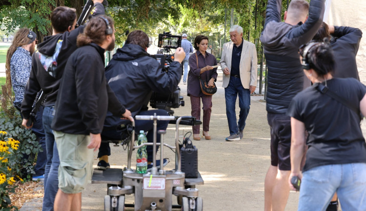 Hvězdně obsazený film Někdo to rád v Plzni má venku trailer, titulní píseň bude od Hrůzy