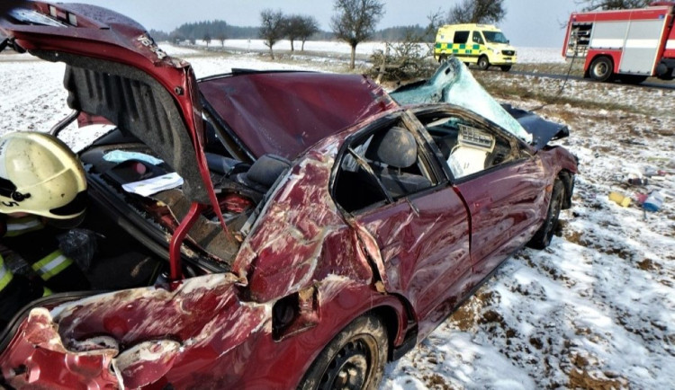 Čtyři lidé se zranili při střetu dvou osobních aut, jedno skončilo mimo vozovku