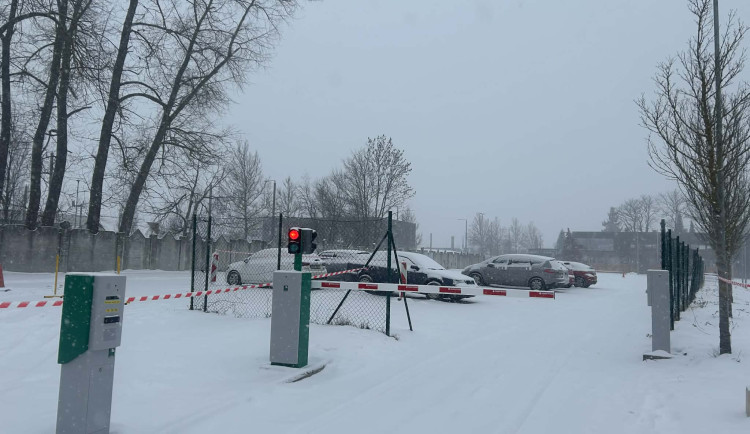 FOTO: U jihlavské nemocnice je nové parkoviště, práce na parkovacím domě stojí