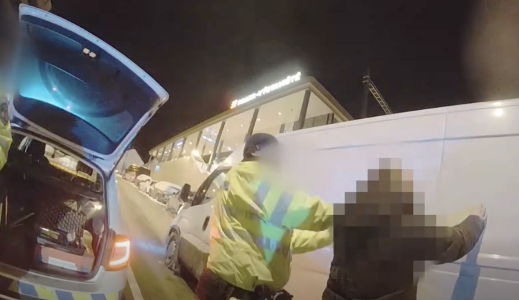 Muže zadrželi strážníci.