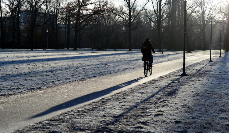 Na kole v zimě? Někteří cyklisté ohrožují sebe i řidiče projíždějících aut