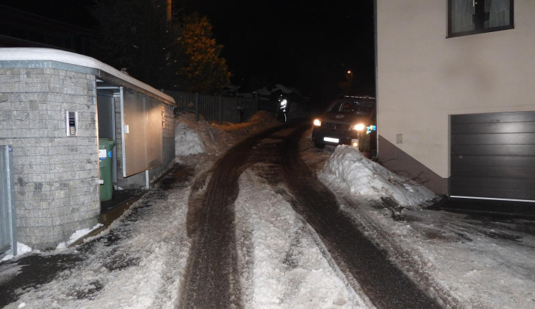 Řidič v Liberci srazil chodkyni a ujel. Hledá ho policie