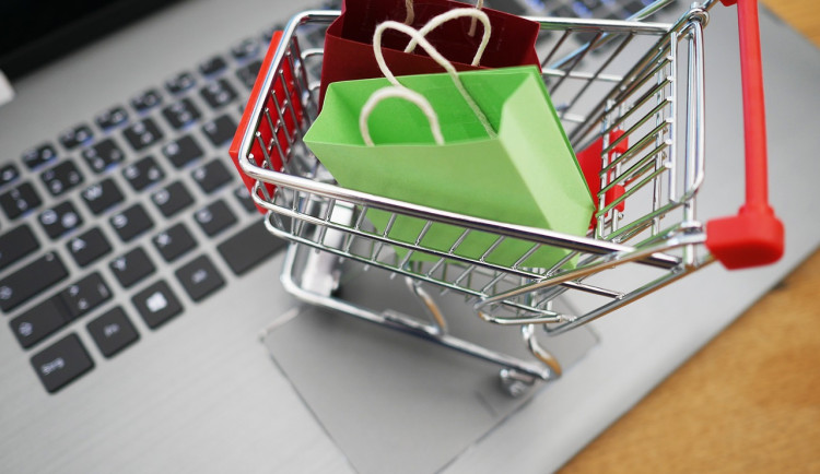 Růst maloobchodních tržeb v listopadu 2025 táhl internet