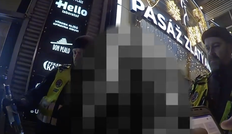 Dívka vypila půl lahve vodky.