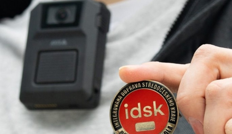 Středočeští revizoři mají kvůli sporům s cestujícími kamery, v plánu jsou i v Praze