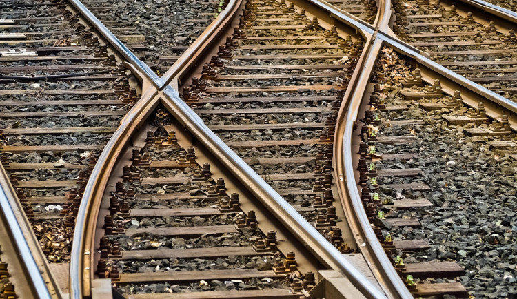 Vlak v Praze usmrtil muže, provoz na koridoru mezi Libní a Běchovicemi stojí