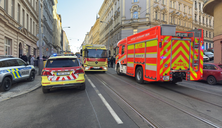 Při požáru na Žižkově zemřel jeden člověk, druhého oživili. Evakuovat museli i školku