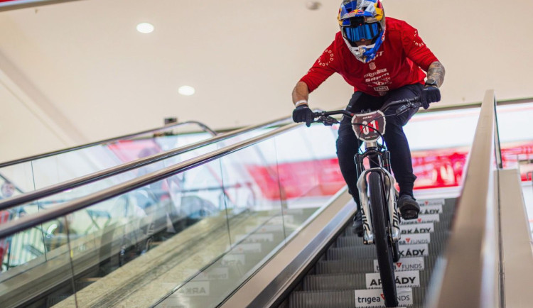 Start mezi medúzami a extrémní sjezd. Prahu opět ovládne adrenalinový Arkády Trigea DownMall 2026