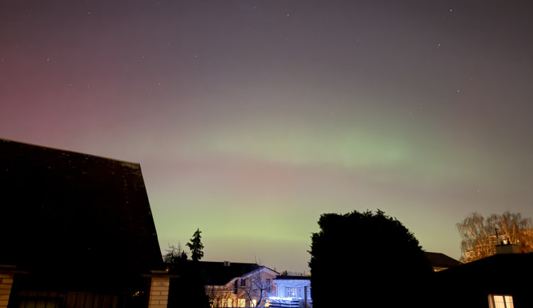 FOTO: Polární záře vybarvila nebe nad Prahou