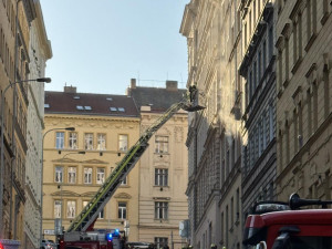 Při požáru na Žižkově zemřel jeden člověk, druhého oživili. Evakuovat museli i školku
