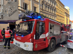 Při požáru na Žižkově zemřel jeden člověk, druhého oživili. Evakuovat museli i školku