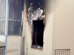 Při požáru na Žižkově zemřel jeden člověk, druhého oživili. Evakuovat museli i školku
