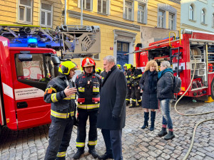 Při požáru na Žižkově zemřel jeden člověk, druhého oživili. Evakuovat museli i školku