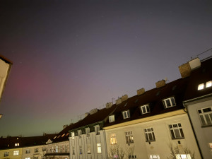 FOTO: Polární záře ozdobila nebe nad Prahou