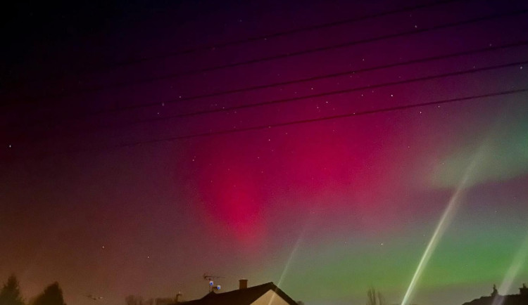Fotky polární záře plní internet, vrchol přišel před půlnocí
