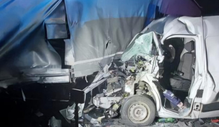 Řidič na dálnici zlomil nákladní vůz, náraz do něj nepřežil řidič dodávky