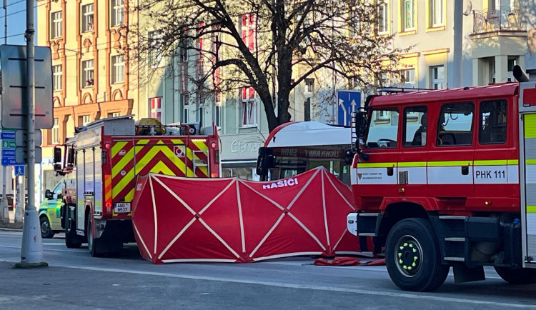 73letá žena nepřežila v centru Hradce střet s autobusem, ve hře je trestný čin