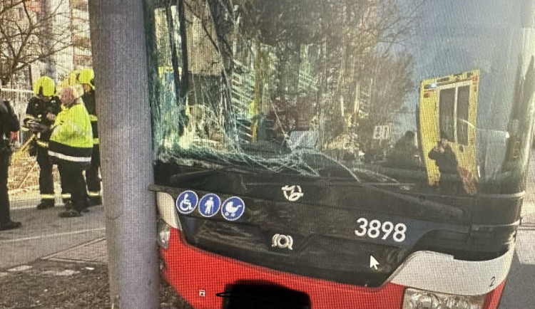 Autobus narazil do sloupu.