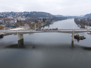 FOTO: Na Dvoreckém mostu testovali prohýbání, zatížili ho náklaďáky s 200 tunami