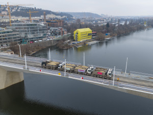 FOTO: Na Dvoreckém mostu testovali prohýbání, zatížili ho náklaďáky s 200 tunami