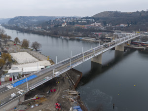 FOTO: Na Dvoreckém mostu testovali prohýbání, zatížili ho náklaďáky s 200 tunami