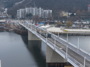 FOTO: Na Dvoreckém mostu testovali prohýbání, zatížili ho náklaďáky s 200 tunami
