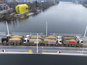 FOTO: Na Dvoreckém mostu testovali prohýbání, zatížili ho náklaďáky s 200 tunami