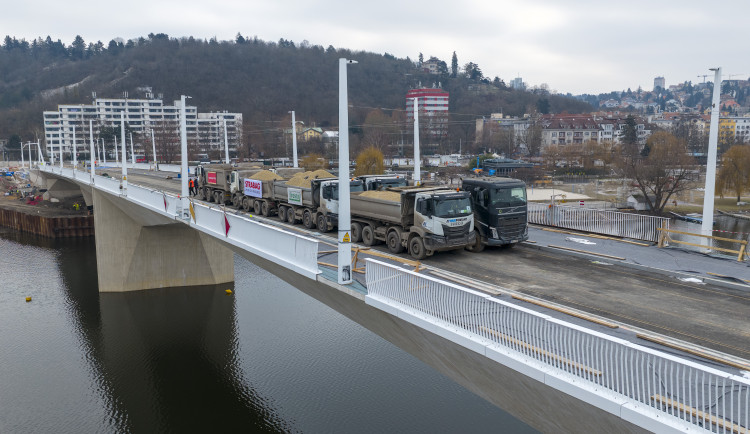 FOTO: Na Dvoreckém mostu testovali prohýbání, zatížili ho náklaďáky s 200 tunami