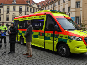 Pražští záchranáři představili novou sanitku za 7 milionů. Poslouží při evakuacích