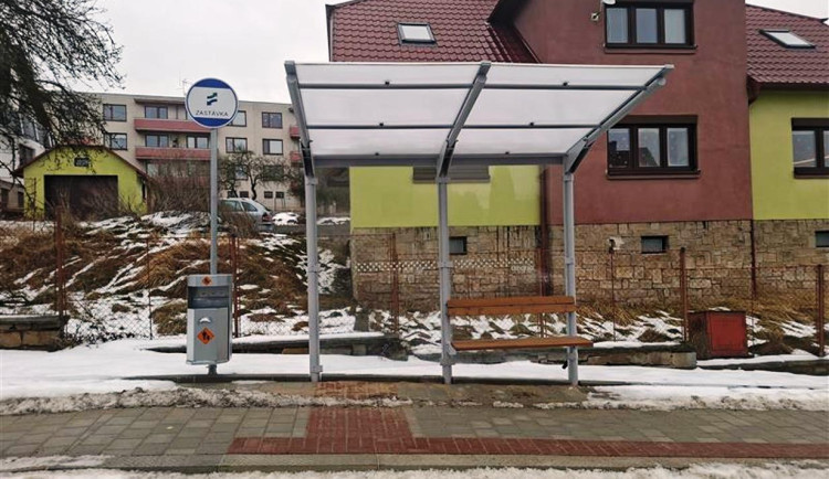 Lidé v Brtnici mají novou zastávku. V neděli zde zastaví první autobusy