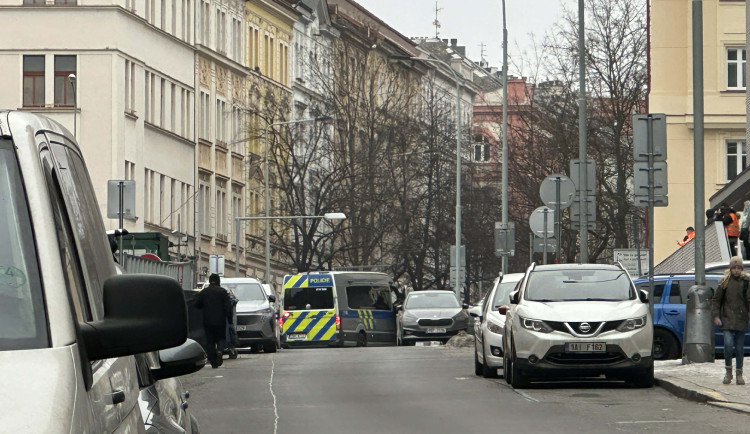 V ulici Roháčova jsou desítky policistů.