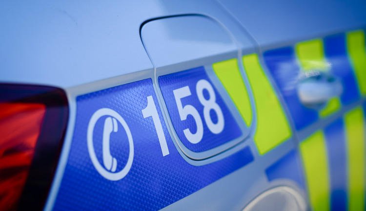 Hlavní tah na Blatnou uzavřela nehoda nákladního automobilu a osobáku