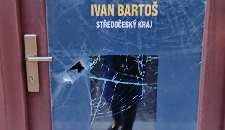 Kancelář Piráta Bartoše poničil vandal sekerou, u dveří nechal černou růži