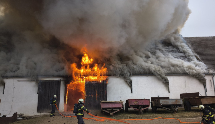 V Hrušově hořela stodola i traktor. Škoda jde do milionů korun