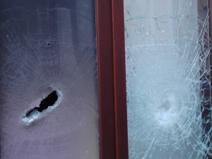 Kancelář Piráta Bartoše poničil vandal sekerou, u dveří nechal černou růži