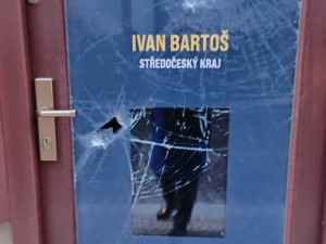 Kancelář Piráta Bartoše poničil vandal sekerou, u dveří nechal černou růži