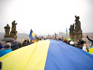 Lidé na Karlově mostě oslavili Den jednoty Ukrajiny, nesli několikametrovou vlajku