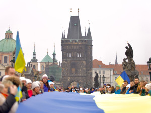 Lidé na Karlově mostě oslavili Den jednoty Ukrajiny, nesli několikametrovou vlajku