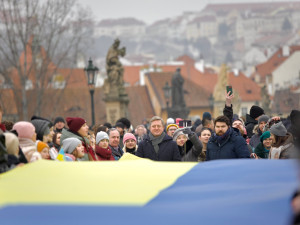 Lidé na Karlově mostě oslavili Den jednoty Ukrajiny, nesli několikametrovou vlajku