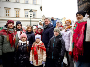 Lidé na Karlově mostě oslavili Den jednoty Ukrajiny, nesli několikametrovou vlajku
