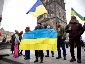 Lidé na Karlově mostě oslavili Den jednoty Ukrajiny, nesli několikametrovou vlajku