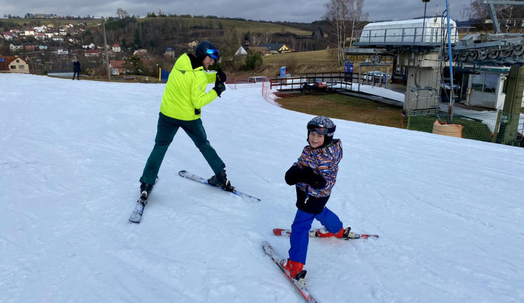 Krušné hory hlásí takřka plné kapacity lyžařských škol, zájem s únorem poroste