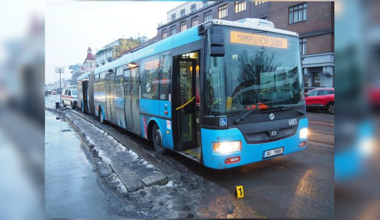 Žena přišla po střetu s autobusem na Smíchově o obě nohy, policie hledá svědky