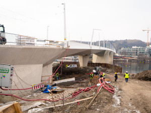 FOTO: Dvorecký most zvládl zatěžovací zkoušku. Otevřít se má v dubnu
