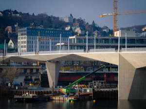 FOTO: Dvorecký most zvládl zatěžovací zkoušku. Otevřít se má v dubnu