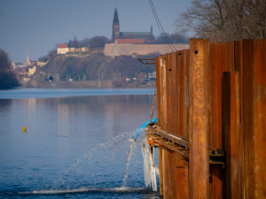 FOTO: Dvorecký most zvládl zatěžovací zkoušku. Otevřít se má v dubnu