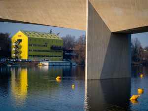 FOTO: Dvorecký most zvládl zatěžovací zkoušku. Otevřít se má v dubnu