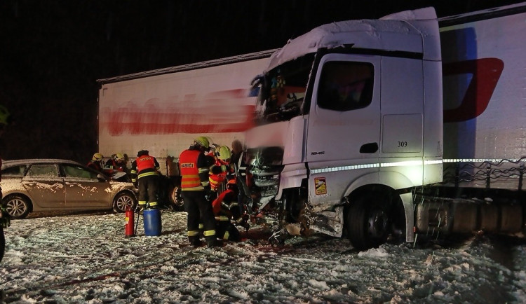 Nehoda a složitý zásah na D5 i zaseklé kamiony. Namrzlé silnice potrápily řidiče